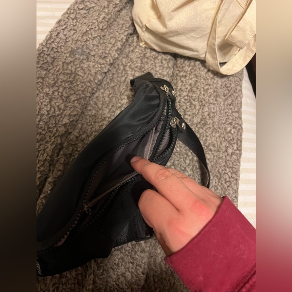 Unisex Basic Black Fanny Pack - Lots of Zipper Pockets - Picture 3 of 10